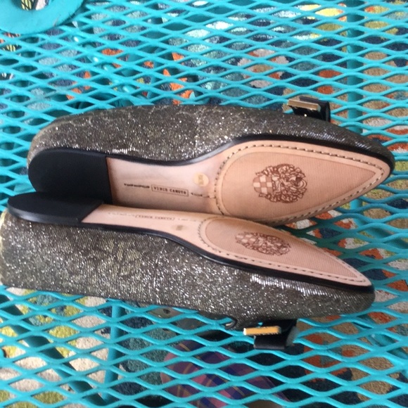 NWOT Vince Camuto Gold Flats - Picture 5 of 7